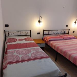 duas camas sentadas uma ao lado da outra num quarto em Giallo Sole em Colleferro