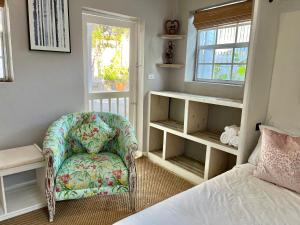 - une chambre avec une chaise, un lit et une fenêtre dans l'établissement Downtown Nassau Oasis Unit 3, à Nassau