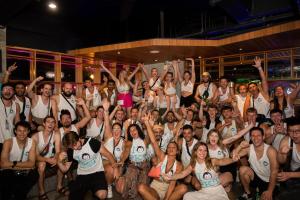 芭东海滩Mad Monkey Phuket的一群人摆姿势拍照