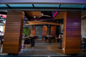 un ristorante con pavimenti e tavoli in legno e sedie di Mad Monkey Phuket a Patong Beach