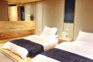 Tempat tidur dalam kamar di Tong Sang Art Hotel