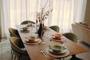 une table en bois avec des assiettes et des verres dans l'établissement 21rooms, à Ingolstadt