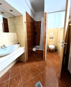 La salle de bains est pourvue d'un lavabo et de toilettes. dans l'établissement Broadway City Guesthouse, à Budapest
