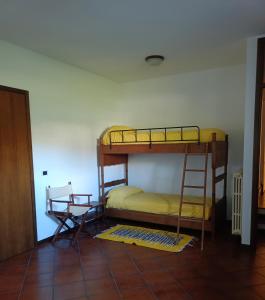 Zimmer mit 2 Etagenbetten in einem Zimmer in der Unterkunft La taverna di Anna in San Pietro di Feletto