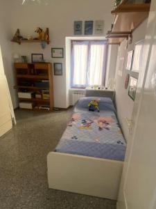 a small bedroom with a bed in a room at La casa di Raffa in Bonassola