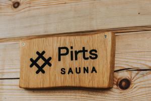 a wooden sign that says pits sauna on a wooden wall at Labieši in Jūrmala