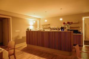 eine Küche mit einer Bar in einem Zimmer in der Unterkunft Der Charlottenhof in Ahrenshoop