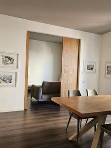 - un salon avec une table et un canapé dans l'établissement Maison Silvana, Luxury Apartment, à Salerne