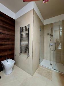 La salle de bains est pourvue d'une douche, de toilettes et d'un lavabo. dans l'établissement Maison Silvana, Luxury Apartment, à Salerne