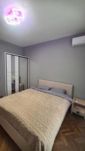 - une chambre avec un lit éclairé dans l'établissement Irina apartament Stefan 64, à Chişinău