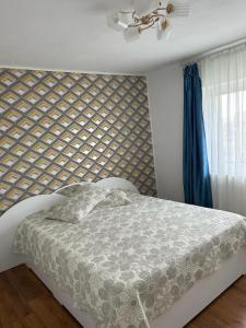 1 dormitorio con 1 cama y ventilador de techo en Harmony Luisa Apartment #Enjoy#Otopeni# en Otopeni