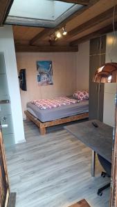 Habitación con cama y mesa. en Il Giardino en Ilmmünster