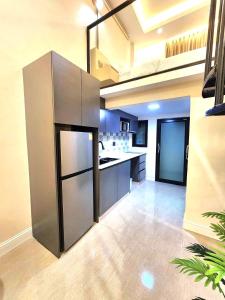 uma grande cozinha com um grande frigorífico de aço inoxidável em Kenton House em Savannakhet