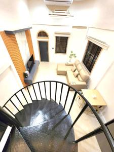 - une vue sur un escalier en colimaçon dans le salon dans l'établissement Kenton House, à Savannakhet