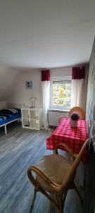 ein Schlafzimmer mit einem Tisch, einem Bett und einem Fenster in der Unterkunft Ferienwohnung, Urlaub im Frankenwald in Konradsreuth