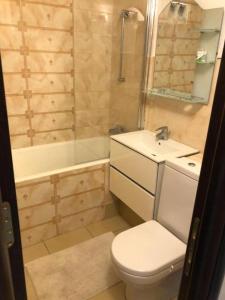 ein Badezimmer mit einem WC, einem Waschbecken und einer Badewanne in der Unterkunft Page2 Apartament in Târgovişte