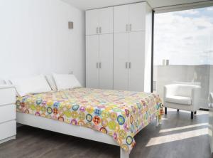1 dormitorio con cama, escritorio y silla en Moderna Villa con piscina en Palma de Mallorca en Palma de Mallorca