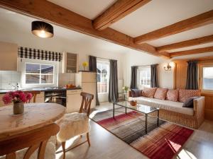 ein Wohnzimmer mit einem Sofa und einem Tisch in der Unterkunft Appartement Hintermitterast in Kirchberg in Tirol