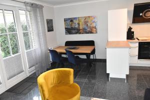 - une cuisine et une salle à manger avec une table et des chaises dans l'établissement Ostseeallee 4 Ferienwohnung Nr 01, à Niendorf