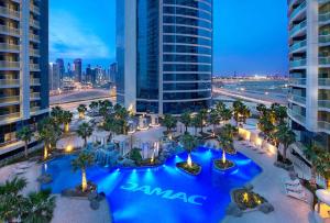 Výhled na bazén z ubytování Lux BnB Paramount Tower I Burj Views nebo okolí
