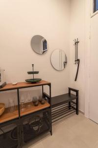 a room with a shelf and a mirror on the wall at Dorothea Apartment I levestate in Vienna