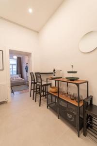 a living room with a table and chairs at Dorothea Apartment I levestate in Vienna