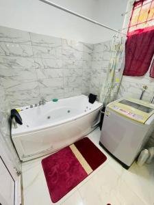 Cosy House في مونت تشويسي: حمام ابيض مع حوض وثلاجة صغيرة