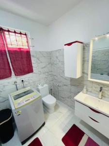 Cosy House في مونت تشويسي: حمام ابيض مع مرحاض ومغسلة