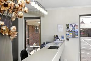 an office with a long counter and a window at Elm Tree Motel in Warrnambool