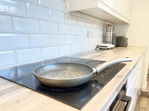 een pan op een fornuis in een keuken bij Sandringham House Serviced Rooms in Hartlepool