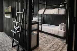 um quarto com 2 beliches e uma cama em Cargo88 Hotel em Lusaka