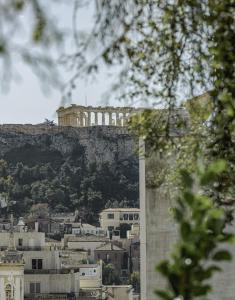 un bâtiment au sommet d'une colline avec des bâtiments dans l'établissement The Residence Aiolou Hotel & Spa, à Athènes