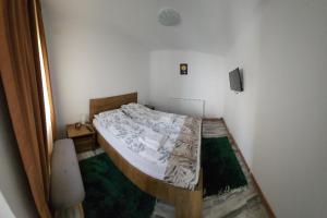 1 dormitorio con 1 cama en una habitación en Smile apartments en Sighişoara