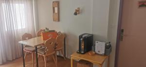 Zimmer mit einem Tisch, Stühlen und einem TV in der Unterkunft Alpenlodge Kühboden in Fiesch