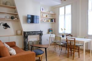 ein Wohnzimmer mit einem Tisch und Stühlen in der Unterkunft Villa Juliette - Plage et falaises en famille in Le Tréport