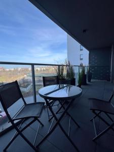 una mesa y sillas en un balcón con vistas en Apartament 215 - Modern Tower Gdynia, en Gdynia