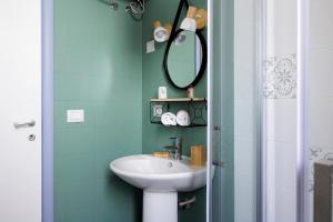 uma casa de banho com um lavatório e um espelho em Elsa d'Ortigia em Siracusa
