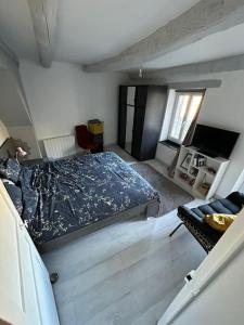 Un dormitorio con una cama grande y una ventana en Maison de village avec vue sublime, en Malaussène