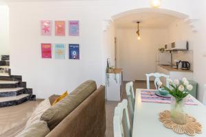 een woonkamer met een bank en een tafel bij San Miguel 34 Rooms in Málaga
