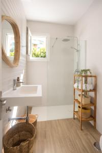 y baño con lavabo y ducha. en San Miguel 34 Rooms, en Málaga