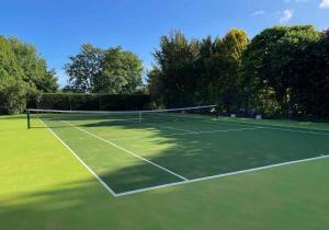 Gallery image of Unique & Rural Child Friendly Annexe with Large Gardens, Games & Tennis Court - Chichester Holiday Properties in Chichester