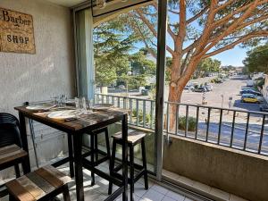 stół na balkonie z widokiem na ulicę w obiekcie Studio cabine à 400m de la mer avec piscines, parking privé et loggia - Argelès-sur-Mer - FR-1-225-768 w Argelès-sur-Mer