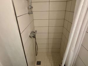 łazienka z prysznicem z zasłoną prysznicową w obiekcie Studio cabine à 400m de la mer avec piscines, parking privé et loggia - Argelès-sur-Mer - FR-1-225-768 w Argelès-sur-Mer