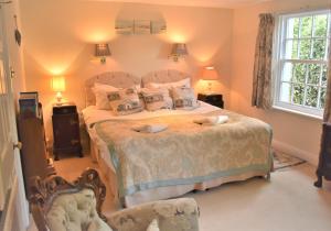 a bedroom with a bed with two pillows at Georgian 2 bedroom Apartment, Near Chichester with free Parking in Chichester
