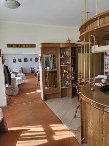 eine Küche mit Holzschränken und ein Esszimmer in der Unterkunft Hotel Margit in Trenčianske Teplice