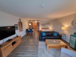 TV a/nebo společenská místnost v ubytování Steiner Strandappartements Appartement 106 Süd- Landseite