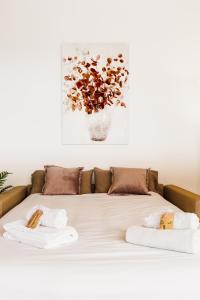 Een bed of bedden in een kamer bij Orange x4PAX Garden in Lugano -By EasyLife Swiss