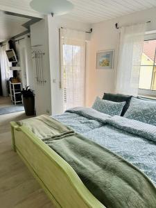 um quarto com uma cama grande num quarto em Ruhe Oase am Riesrand em Unterschneidheim