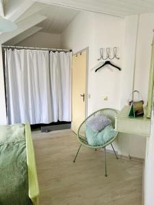 um quarto com uma cama, uma cadeira e uma janela em Ruhe Oase am Riesrand em Unterschneidheim