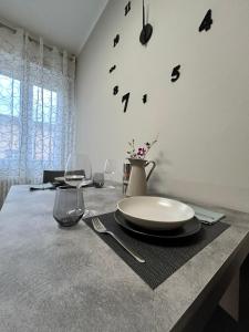 uma mesa de jantar com um prato numa mesa em Casa Ari em Desenzano del Garda